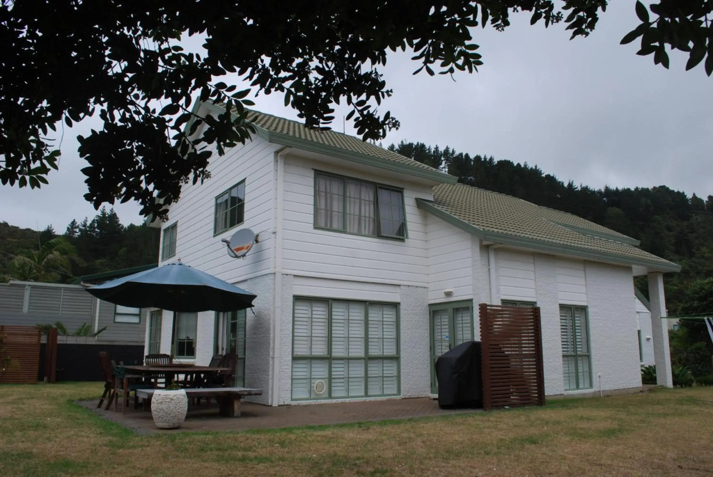 Kiwi Kuta with direct beach access -Matarangi Home