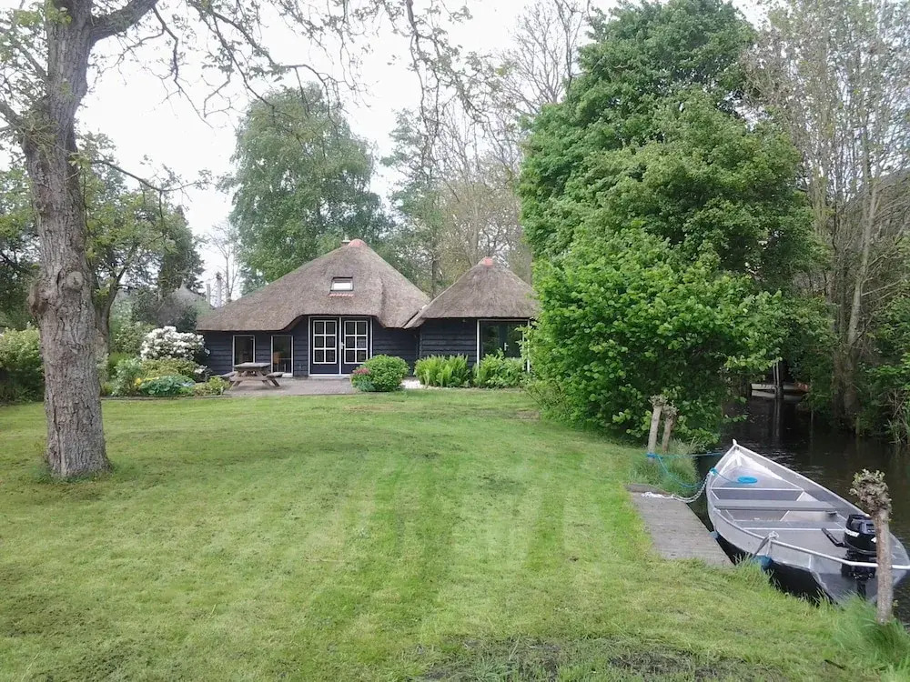 Quaint Farmhouse in Giethoorn With Private Garden