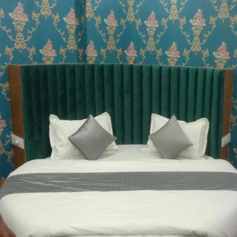 Hotel S G, Vadodara