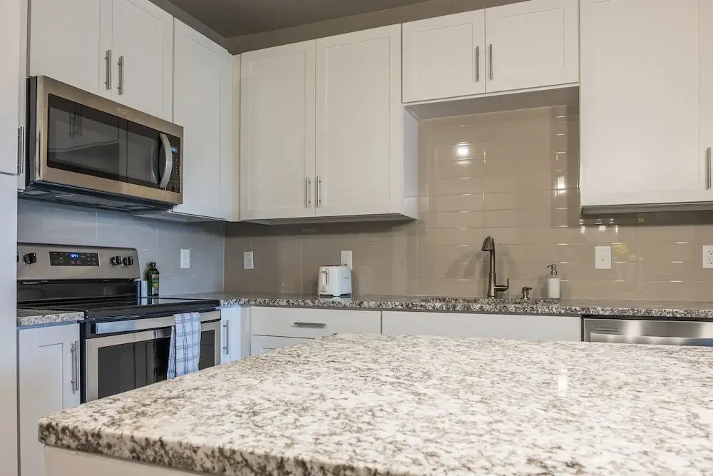 Baymeadows 2 BR Apt by Frontdesk