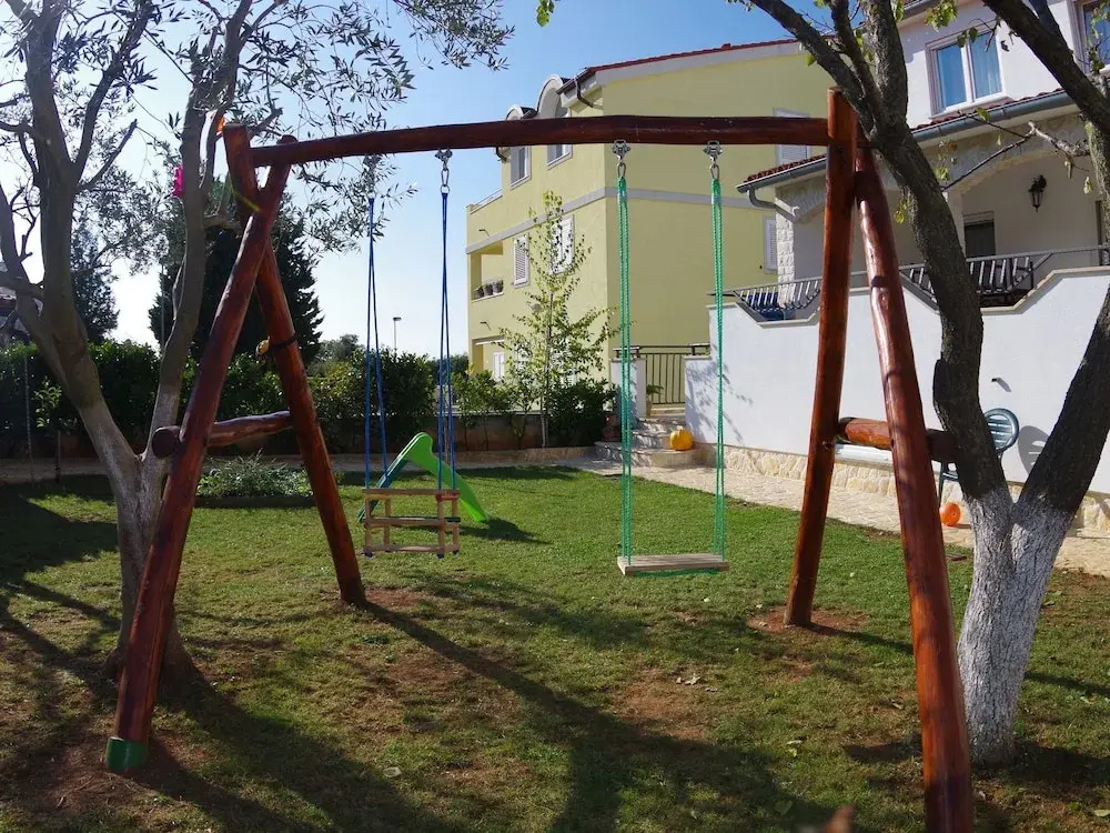 Garden-view Apartment With Terrace, 500m From the Sea, Parking, BBQ and Wifi