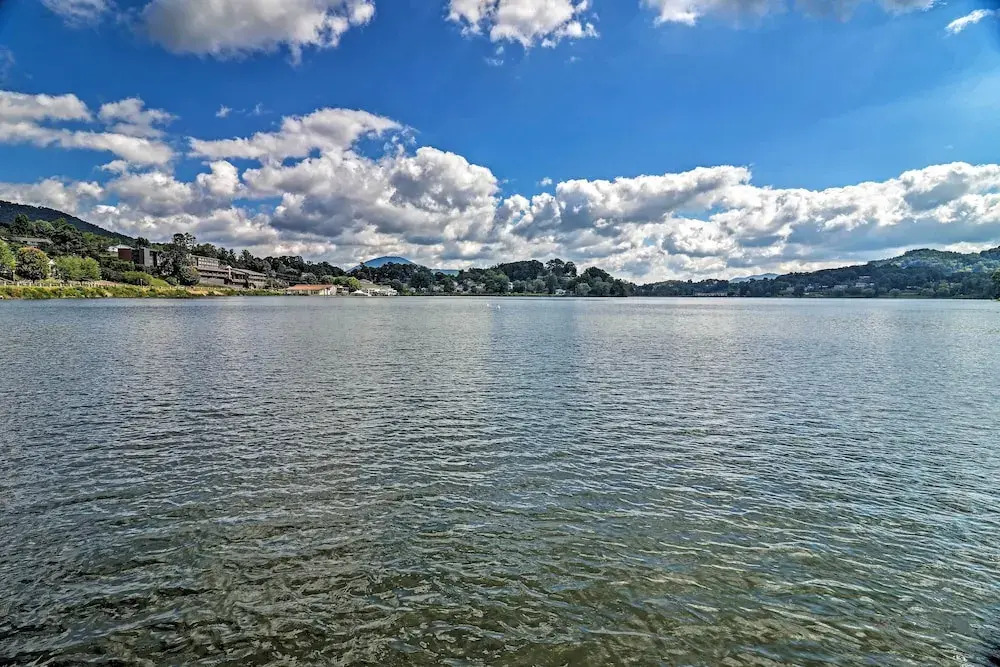 Serene Lake Junaluska Gem: Deck & Mountain Views