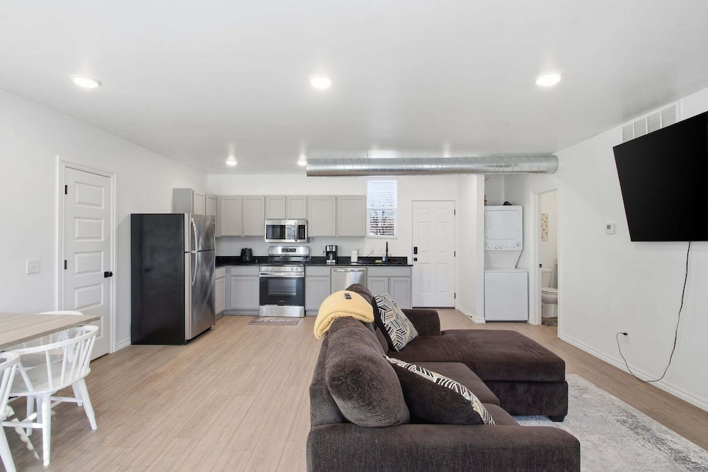 Modern 2br Near Downtown Okc 2 Bedroom Home