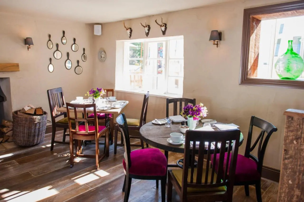 The White Hart, Overton