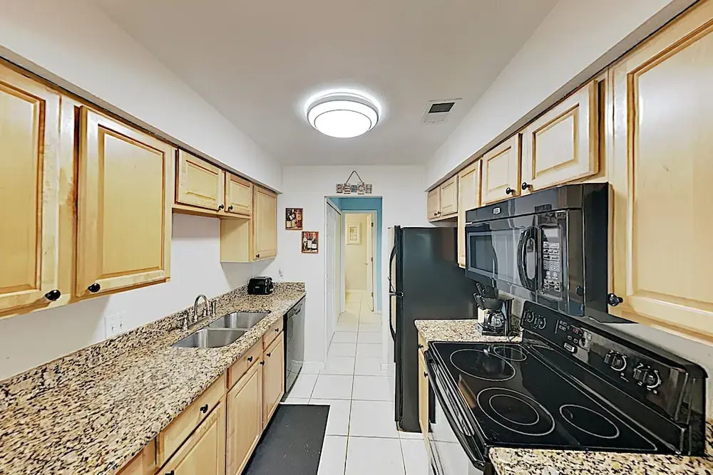 Charming W/ Pool - Walk To Beach & Pier 2 Bedroom Condo