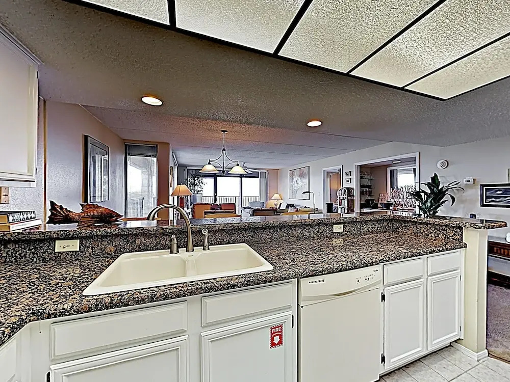 New Listing! Tranquil Corner Unit W/ Gym & Pools 3 Bedroom Condo