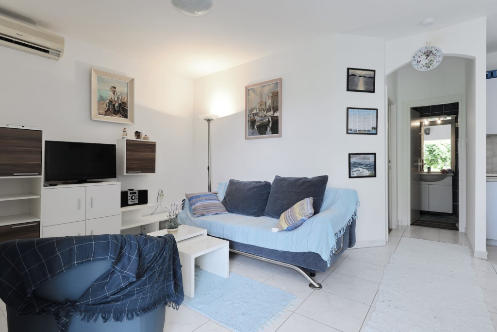 Apartment Djurdja - 20 m from beach : A2 Luka Murter, Island Murter