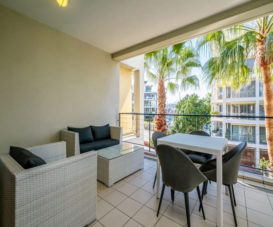 Modern Waterfront Apartment w Canal Views Gulmarn 201