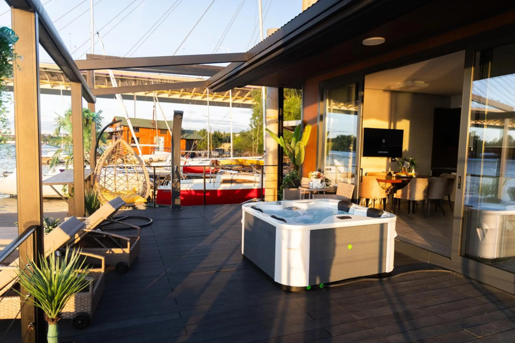 ADA MOMENT Splav- kuca na reci Beograd- Floating House on SAVA RIVER ,Belgrade