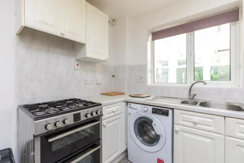 Findon House Spacious 3 bedroom, contractor, relocations friendly,10mins from GATWICK Airport, free parking, WIFI, garden, CRAWLEY