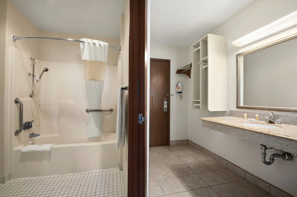 Days Inn and Suites Kansas City South