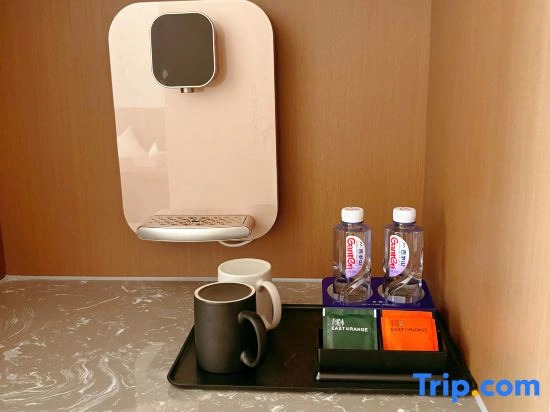 Zhongyi Holiday Hotel (Xiangyang Greenland Central Plaza)