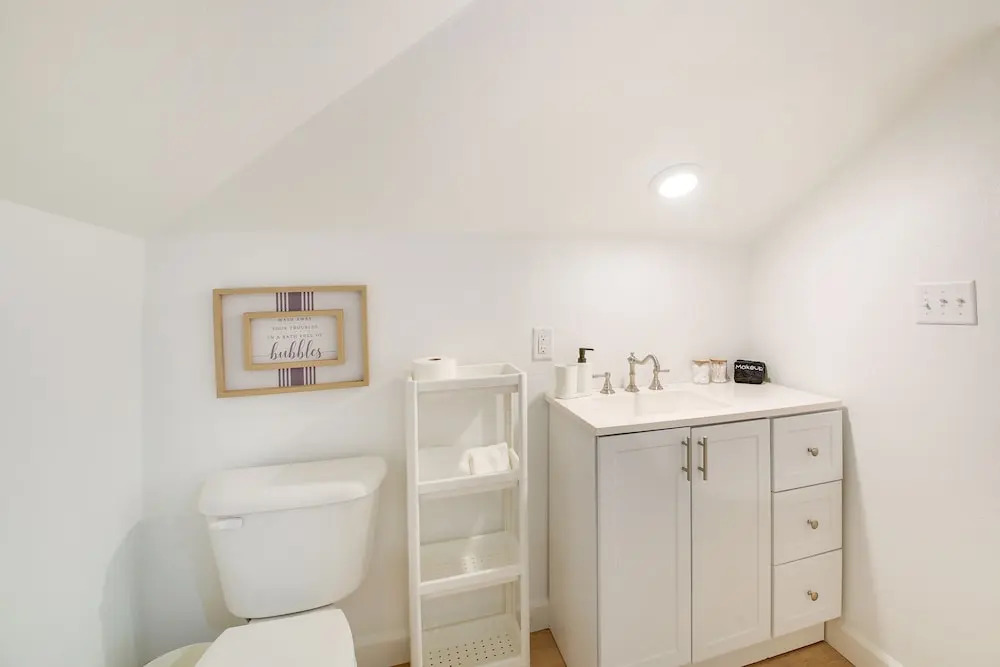 Chic Hot Springs Vacation Rental, Walk to Town!