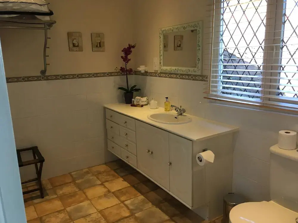 Trumbles Gatwick B&B, Peaceful Stay with Parking & Easy Airport Access