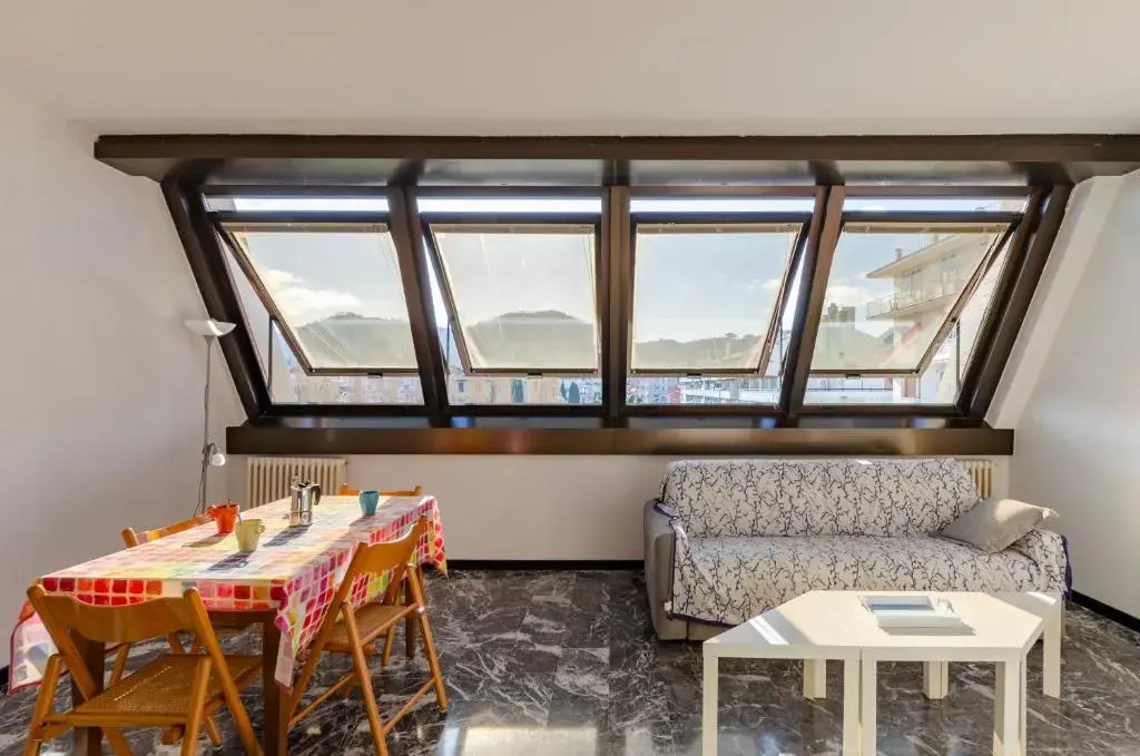JOIVY Spacious Apt For 6, Near Train Station And Beach