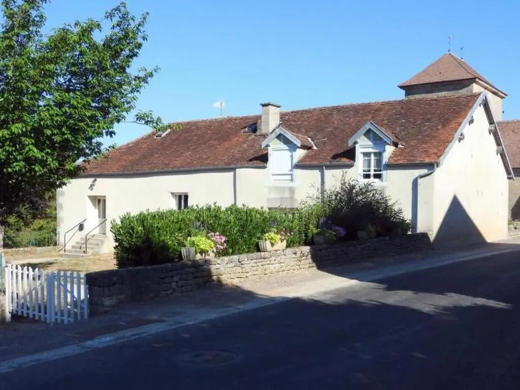 Gîte paisible avec 2 chambres et cour, au-dessus de la mairie, près de Langres - FR-1-611-22
