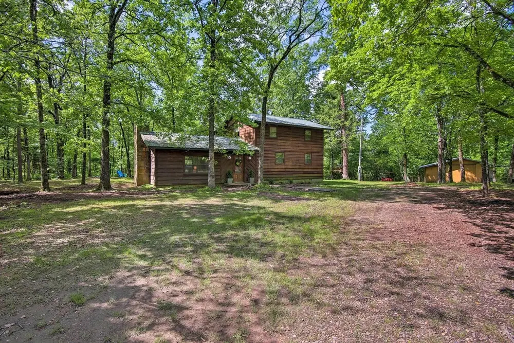 Cozy Broken Bow Cabin w/ Hot Tub - 1 Mi to Lake!