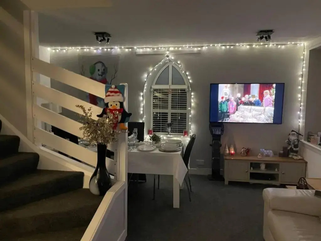 3 Bed Cottage -Sleeps 5-Pets-HotTub-Bar-Smoking