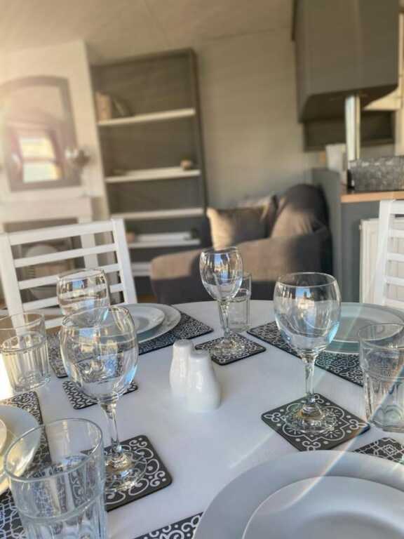 Immaculate 2-bed Static Caravan Near the Lake