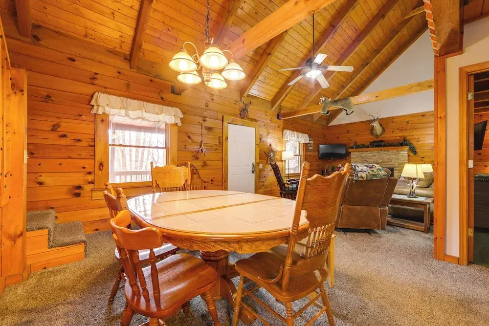 Family Log Cabin w/ Mtn Views, 2 Mi to Tube World!