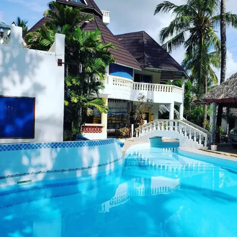 4 Bed Villa - Sleeps 8 - Pool - Garden - Parking