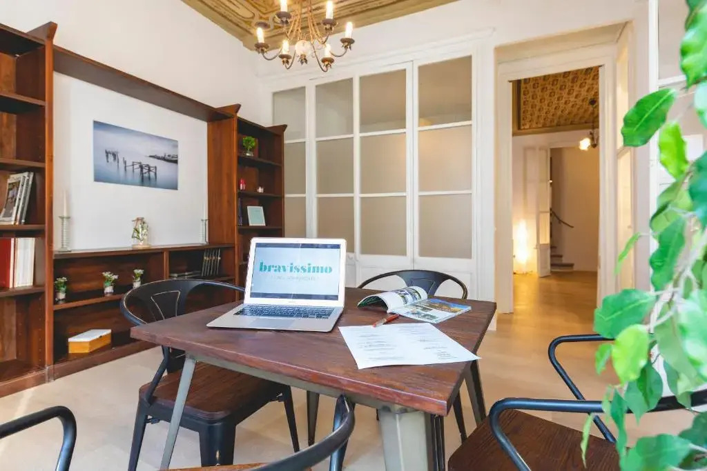 Bravissimo Plaça del Vi, Authentic Historic Apartment