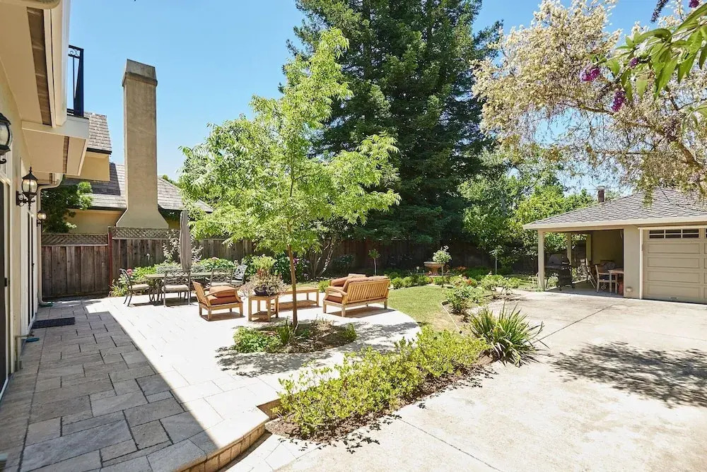 Spacious & Welcoming Close To Stanford & Tech 4 Bedroom Home by RedAwning