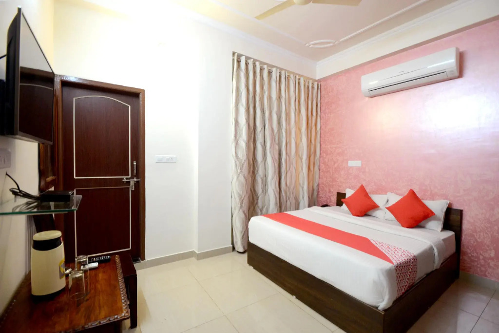 OYO 18342 Hotel Aqueens