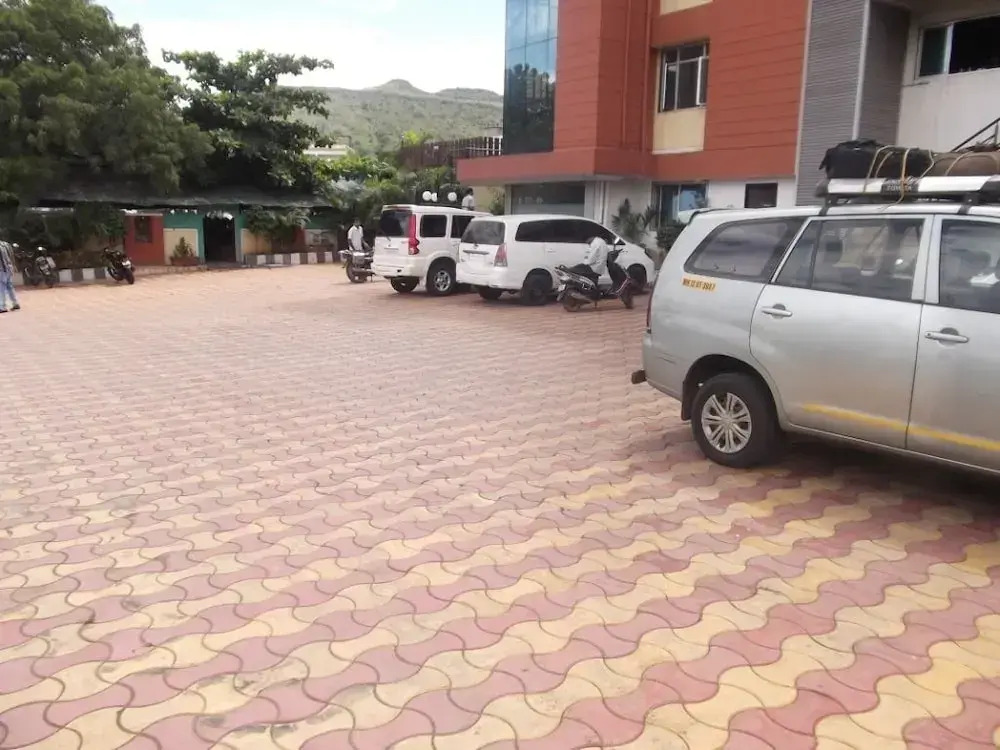 Hotel Trimurti Pride