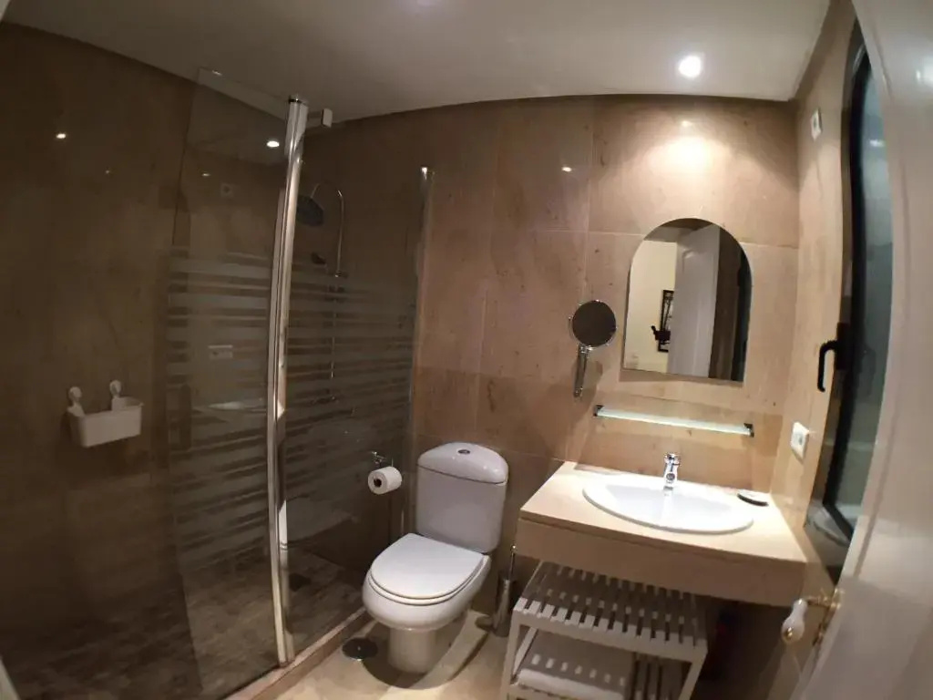 2204-Luxury apt on the beach,new,on duquesa port!