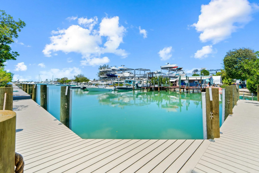 Paradise Point   Pool   Dock   Lounges   BBQ, Marathon
