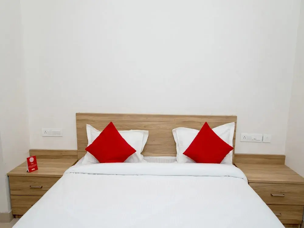 OYO 14110 Home Modern Stay Airport Road