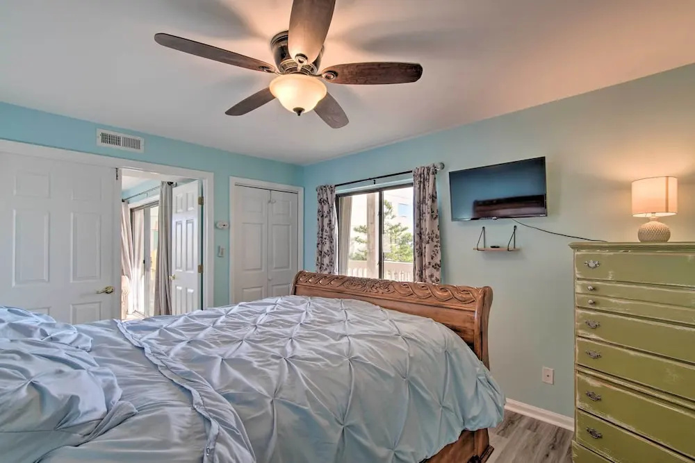 Walk to Shore! Ocean-view Condo in Carolina Beach