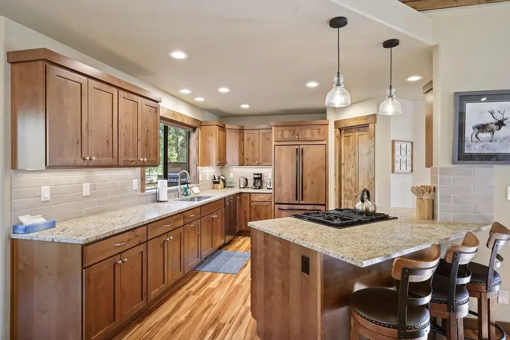 3 Tumalo Home with Wood Burning Stone Fireplace, Hot Tub, and BBQ on the Deck by RedAwning