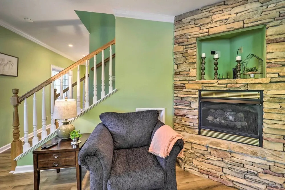 Chic Dtwn Townhouse w/ Hot Tub & Mtn Views!