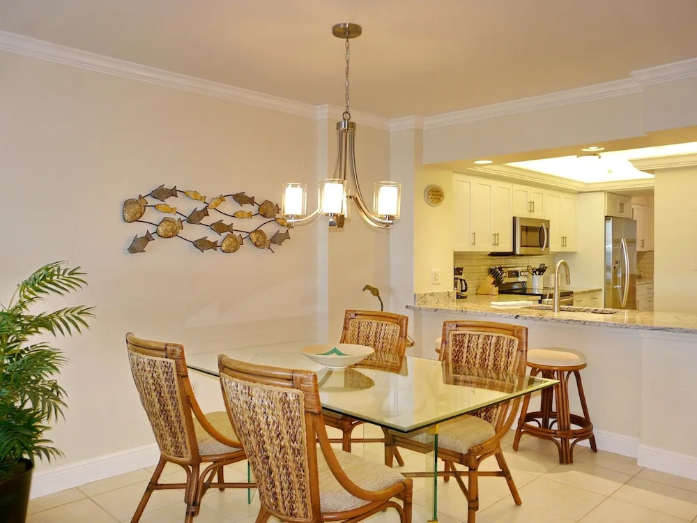 Beachfront Condo With Huge Views/pools/tennis/grills