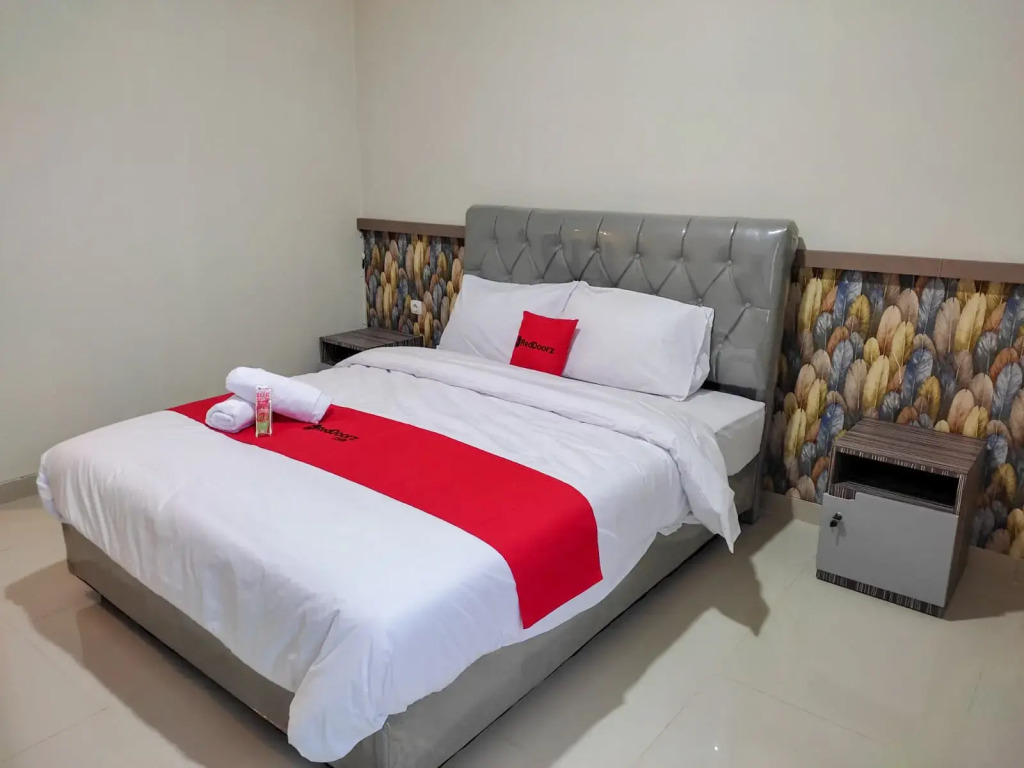 RedDoorz Syariah near GOR Satria Area