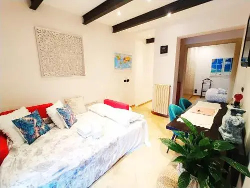 Nadia's Lovely Home - WITH PRIVATE GARDEN AND JACUZZI