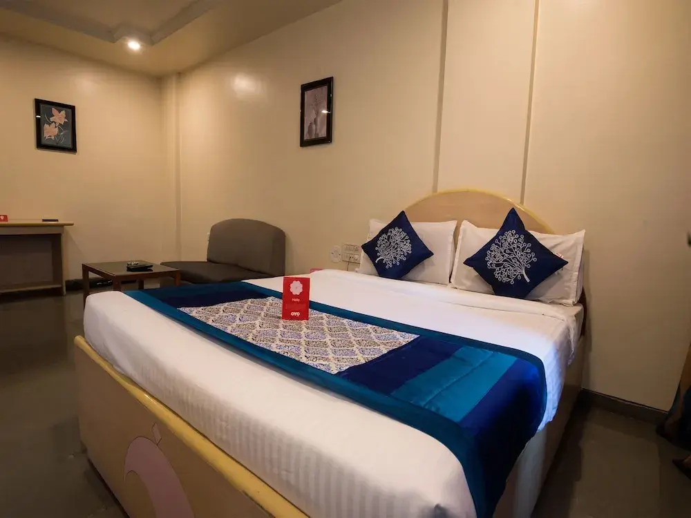 OYO 9739 Hotel Ratnalok