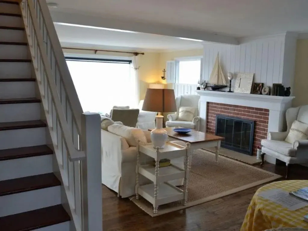 Sea Cliff 3 Br cottage by RedAwning
