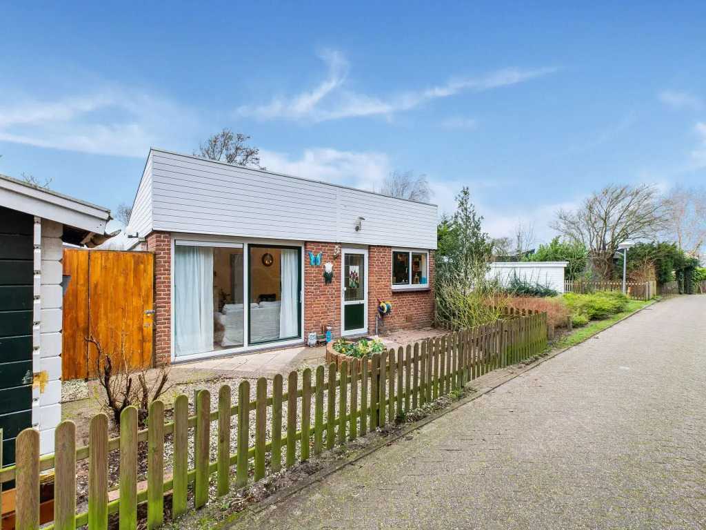 Holiday Home in Noordwijkerhout near Lake