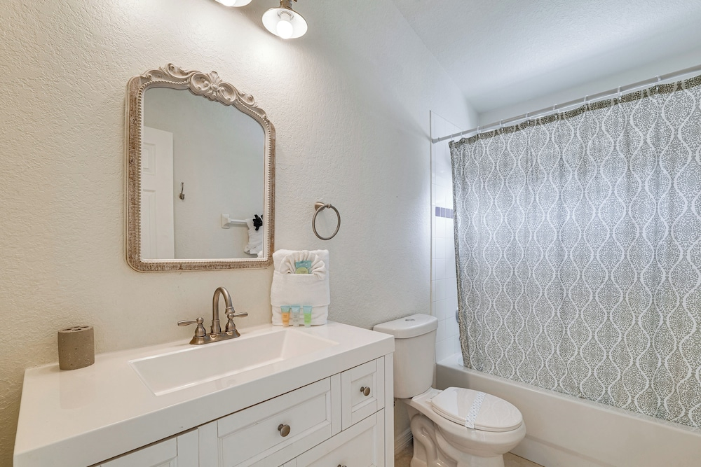 15 Mi to Disney World: Family-friendly Getaway!