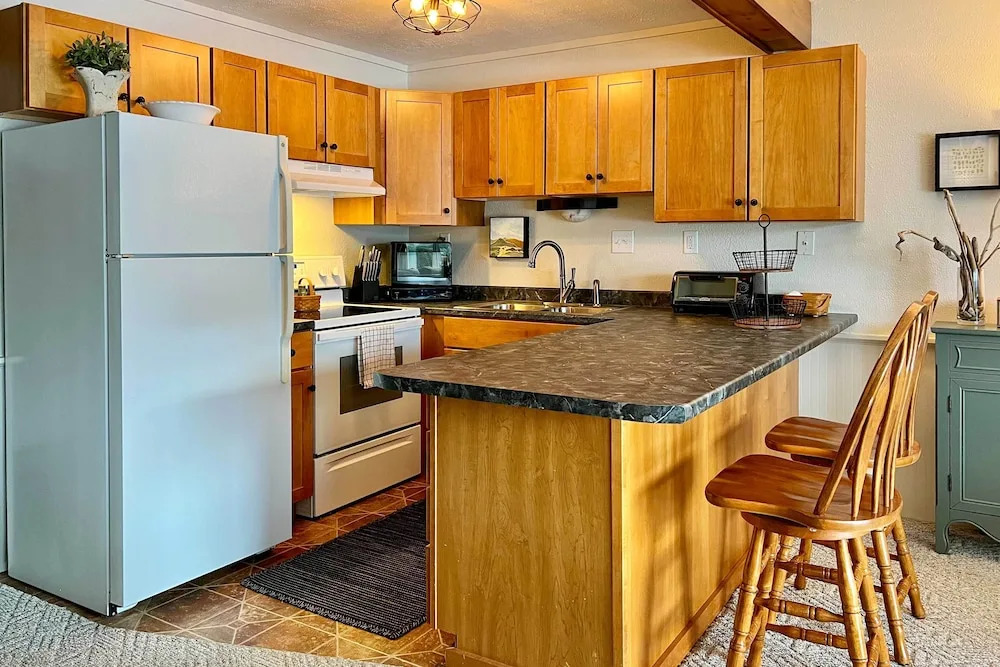Glen Condo w/ Mountain Views: Walk to Story Land