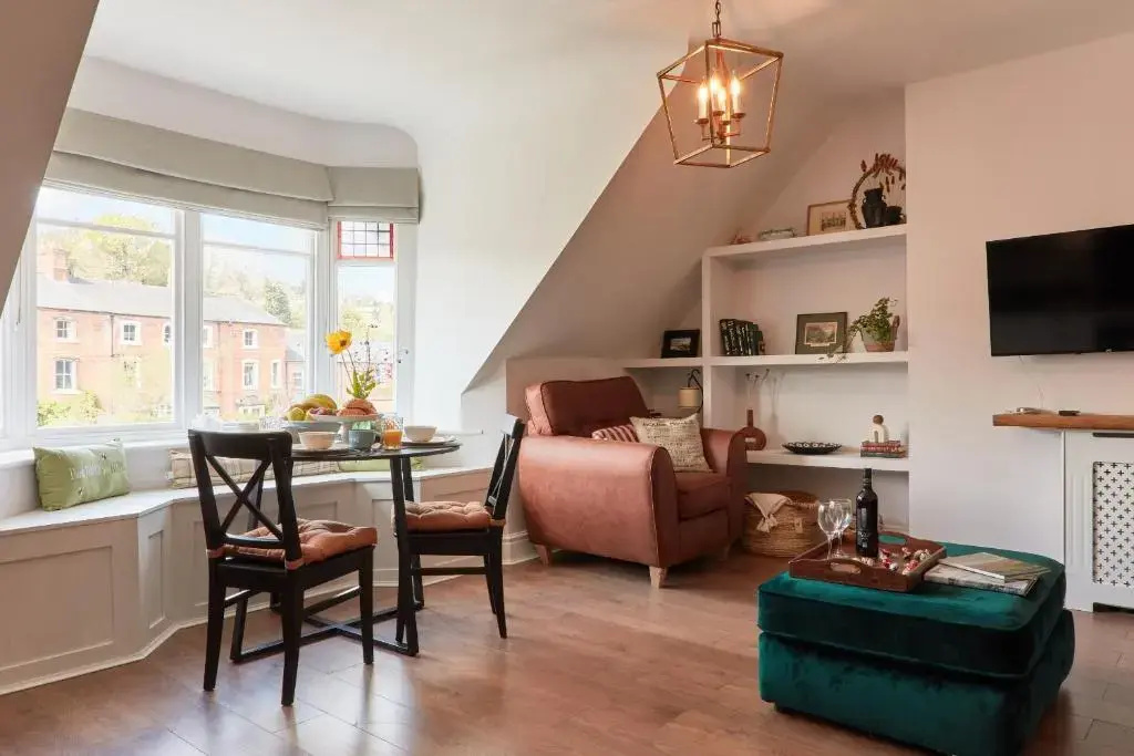 Olde Englishe Apt 4