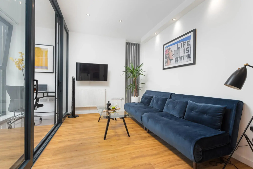 Modern Kingston Home Close to Hampton Court Palace by Underthedoormat