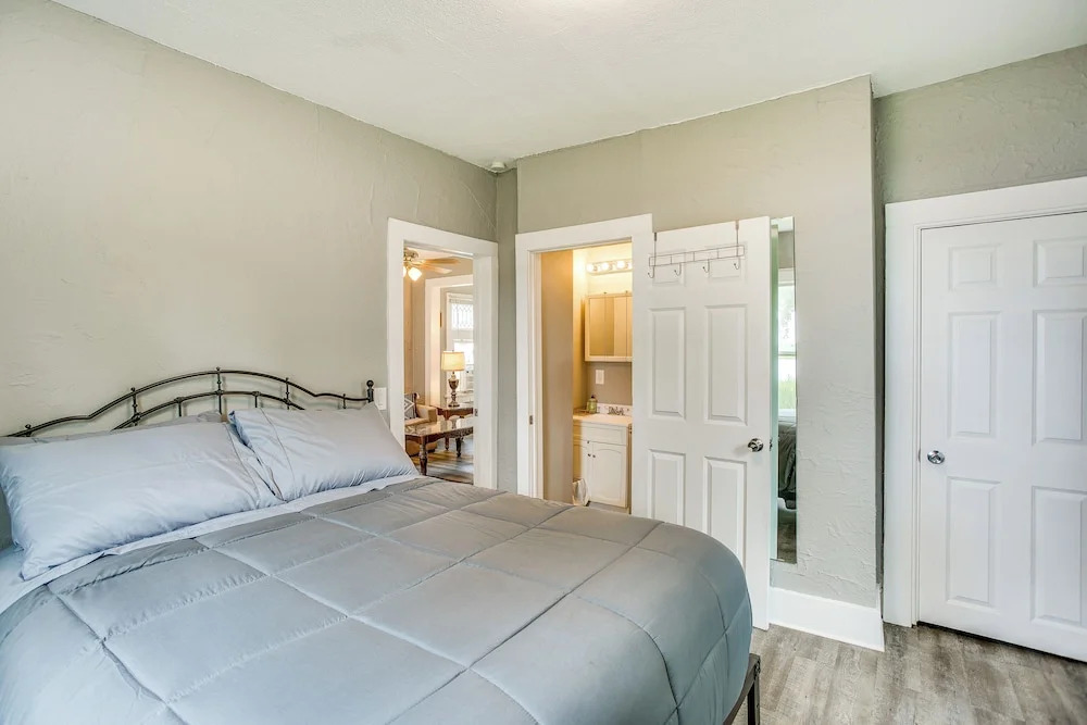 Lakefront Mound Getaway: Near Snowmobiling Trails!