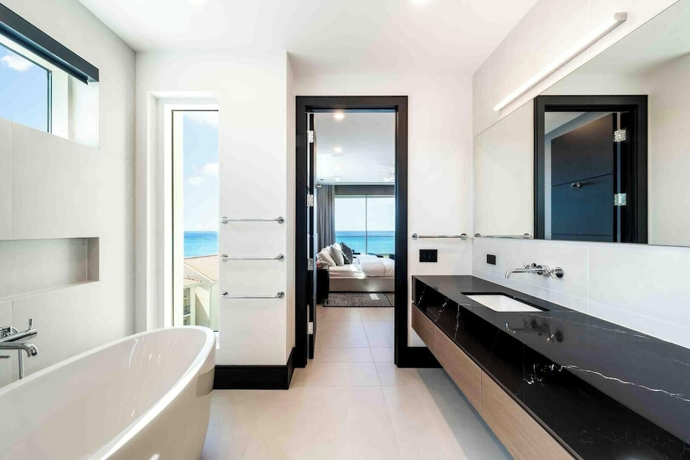 Aqua 4 on Seven Mile Beach