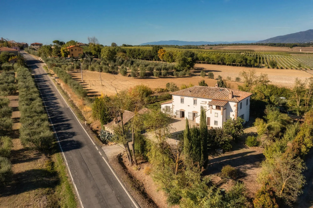 Independent Accommodation with WIFI, private pool, A/C, pets allowed, parking, close to Cortona-La Meridiana