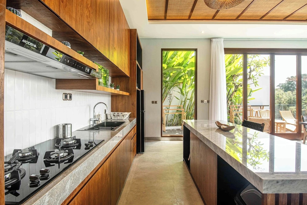 5-br Beach Villa in Canggu Overlooking Rice Fields