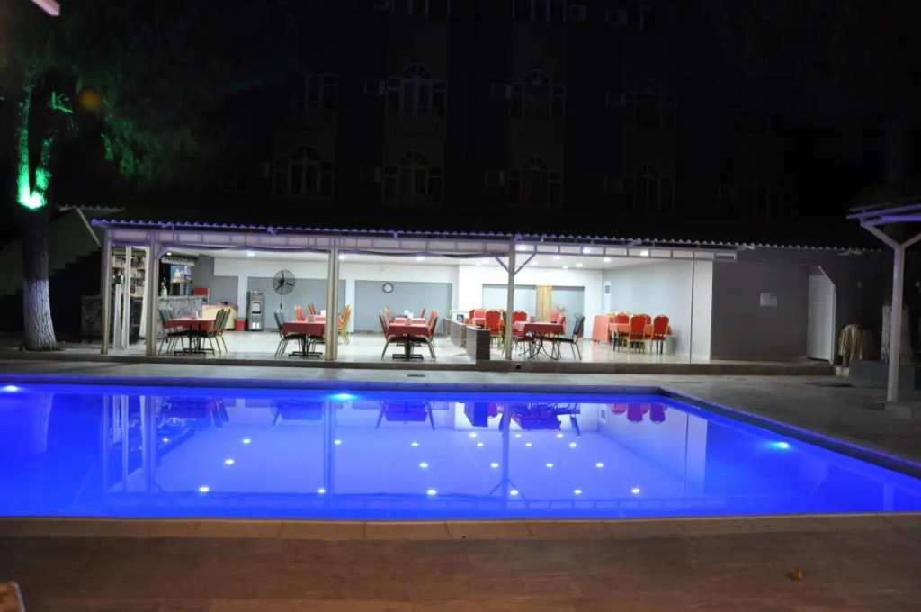 Anita Kemer Noch Hotel